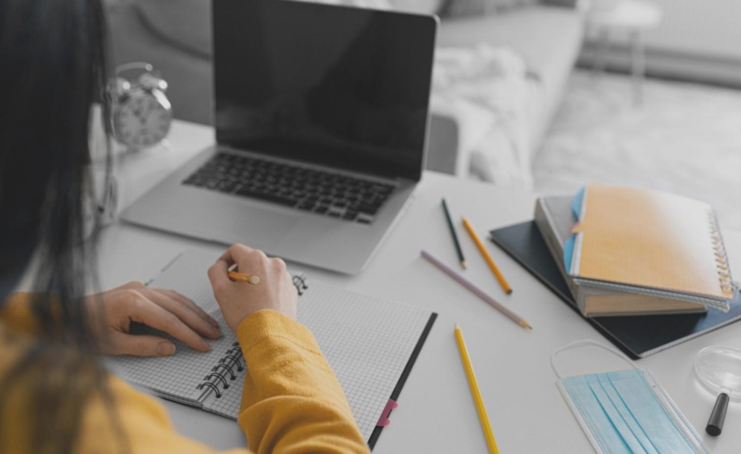 Teilnehmer während einer Finanzplanungs-Workshop-Session mit Laptops und Dokumenten