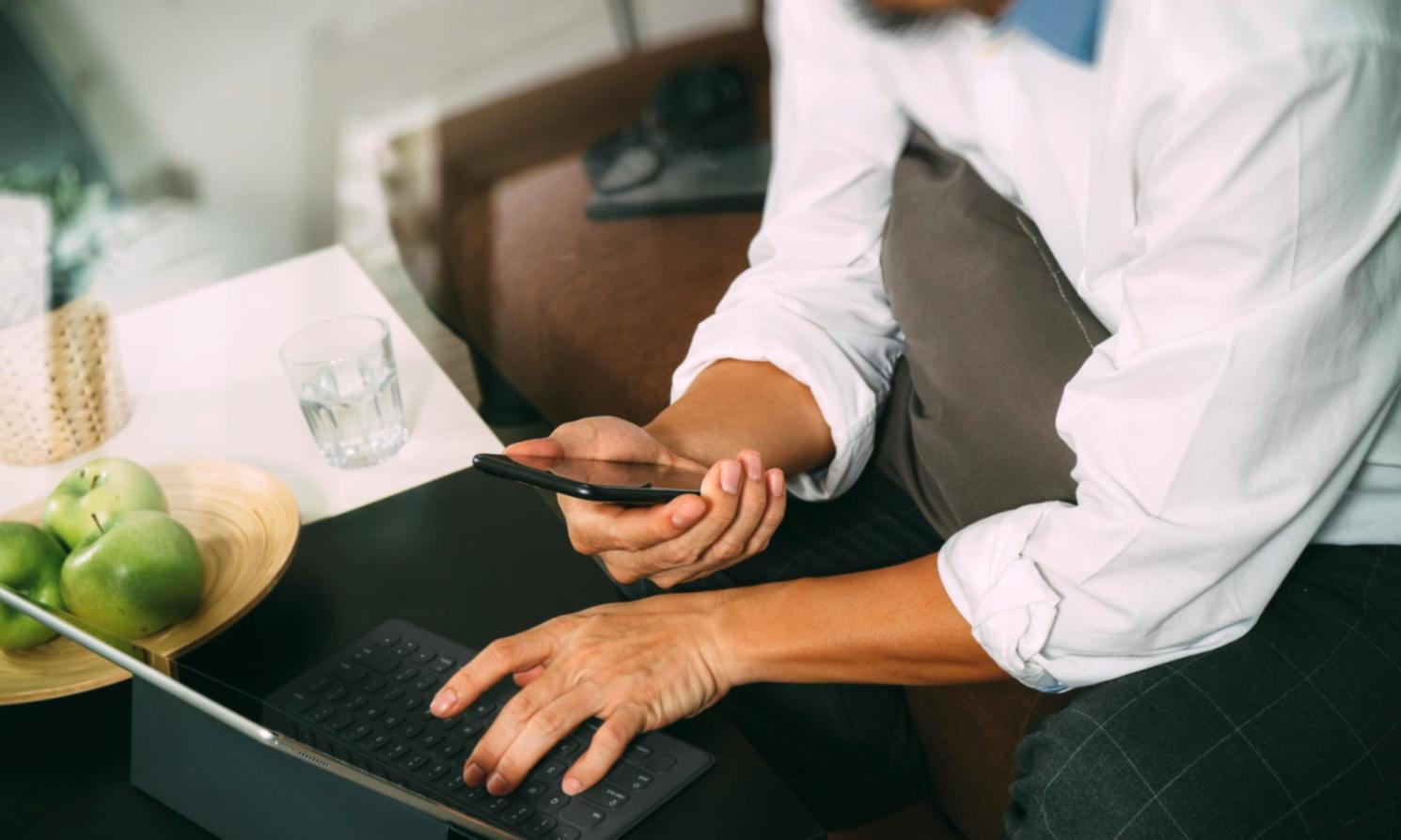 Mentoring-Session mit Teilnehmern und Finanzexperten in modernem Seminarraum