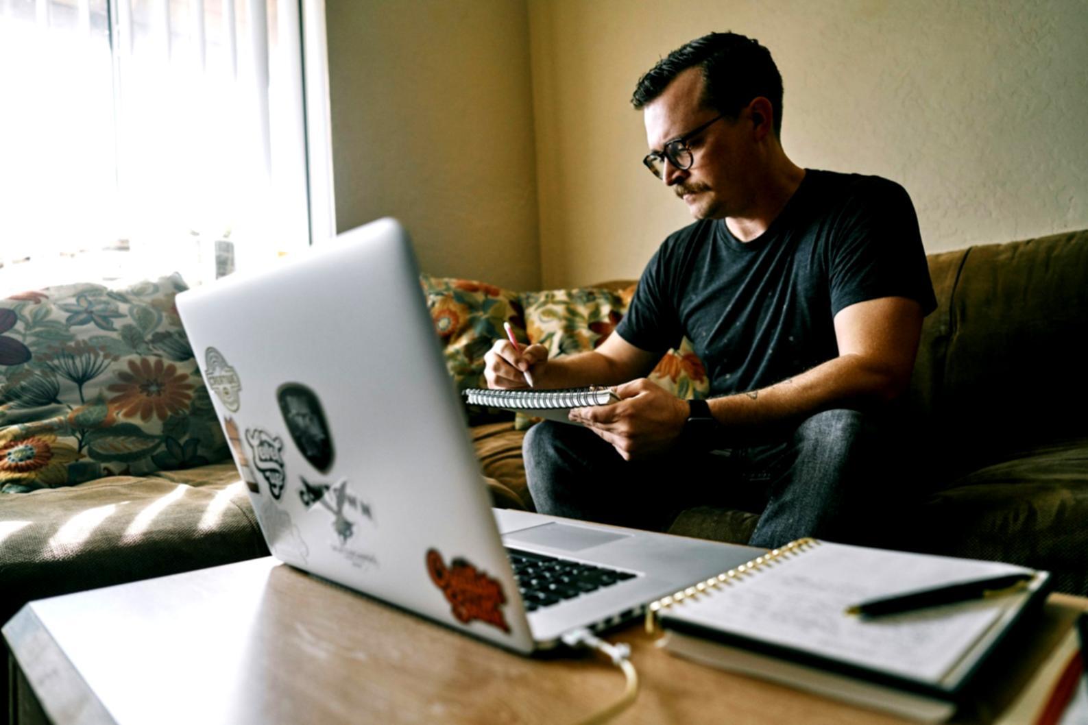 Arbeitsplatz mit Finanzunterlagen, Taschenrechner und Laptop zur Finanzplanung