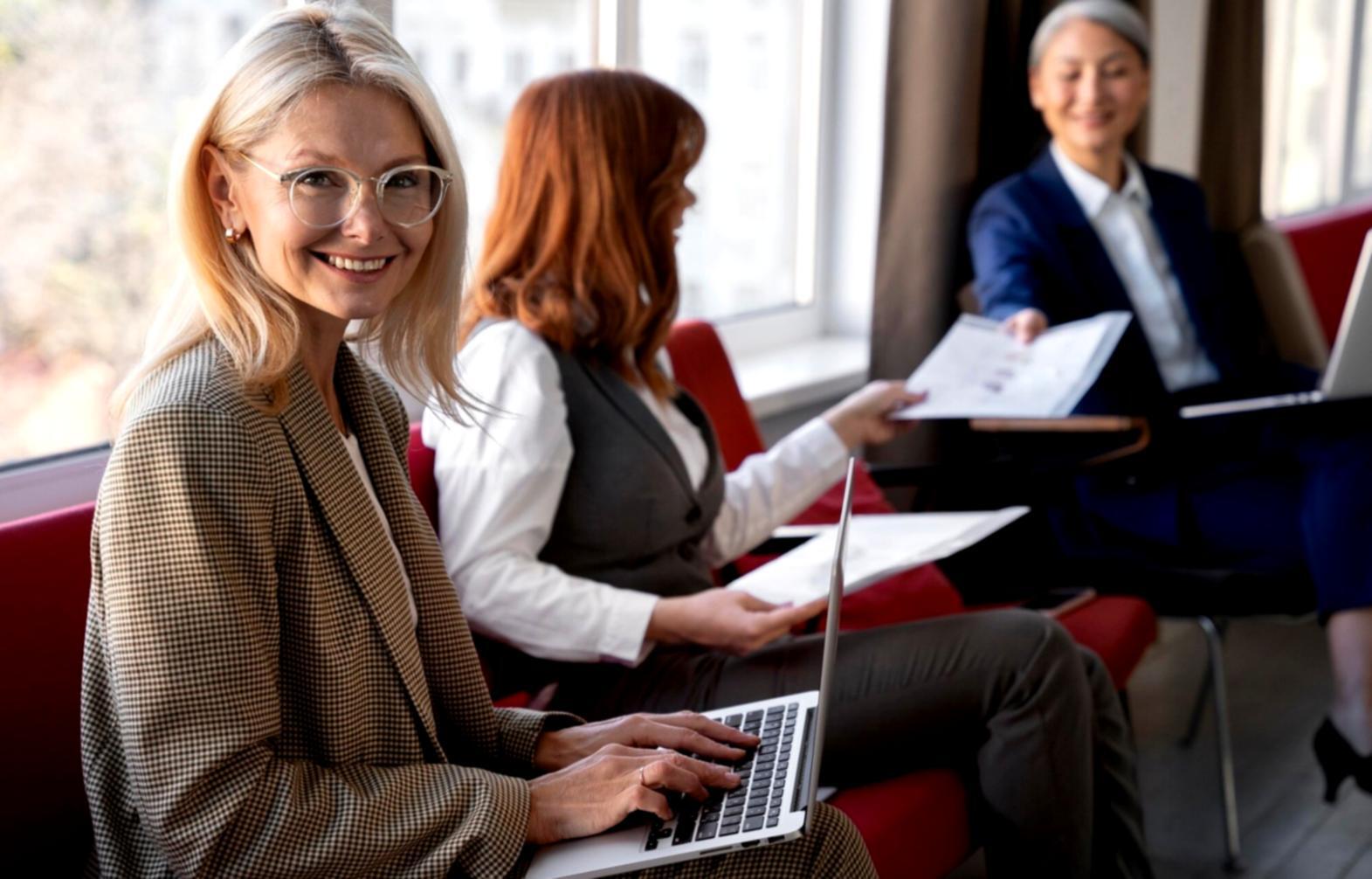 Familie beim gemeinsamen Finanzplaning und Budgetbesprechung